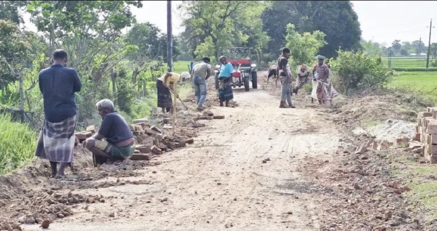 সড়কের কাজ বন্ধ.jpg